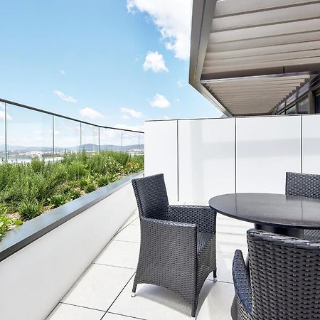 Meriton Suites Canberra Extérieur photo A balcony