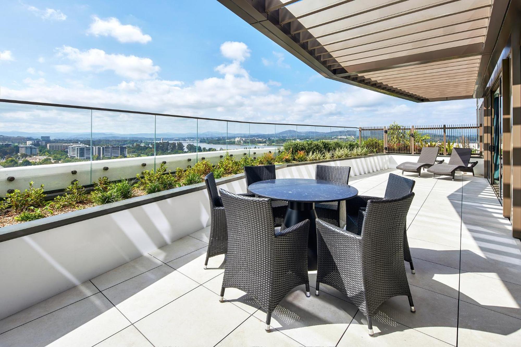 Meriton Suites Canberra Extérieur photo The rooftop garden