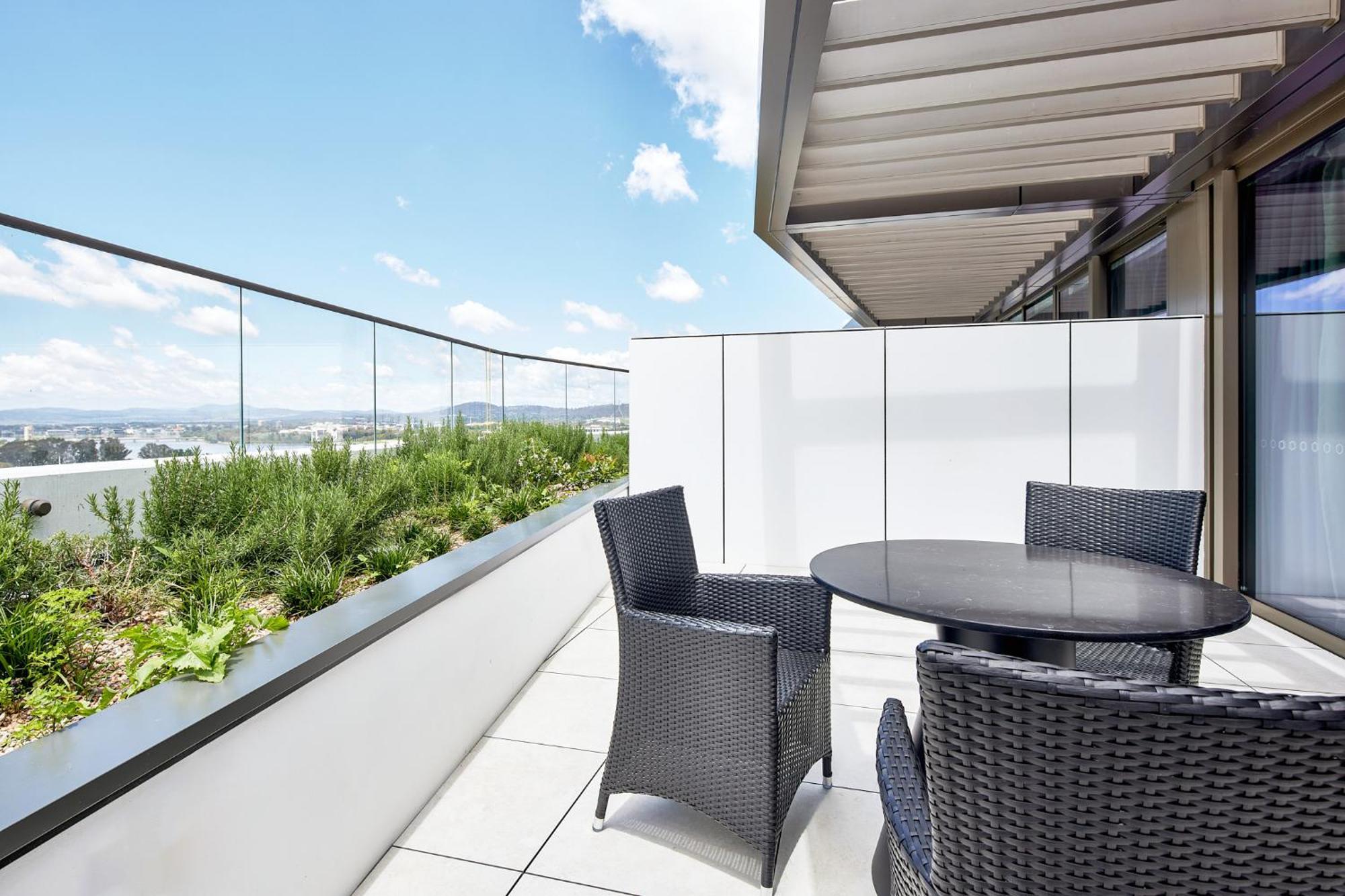 Meriton Suites Canberra Extérieur photo A balcony