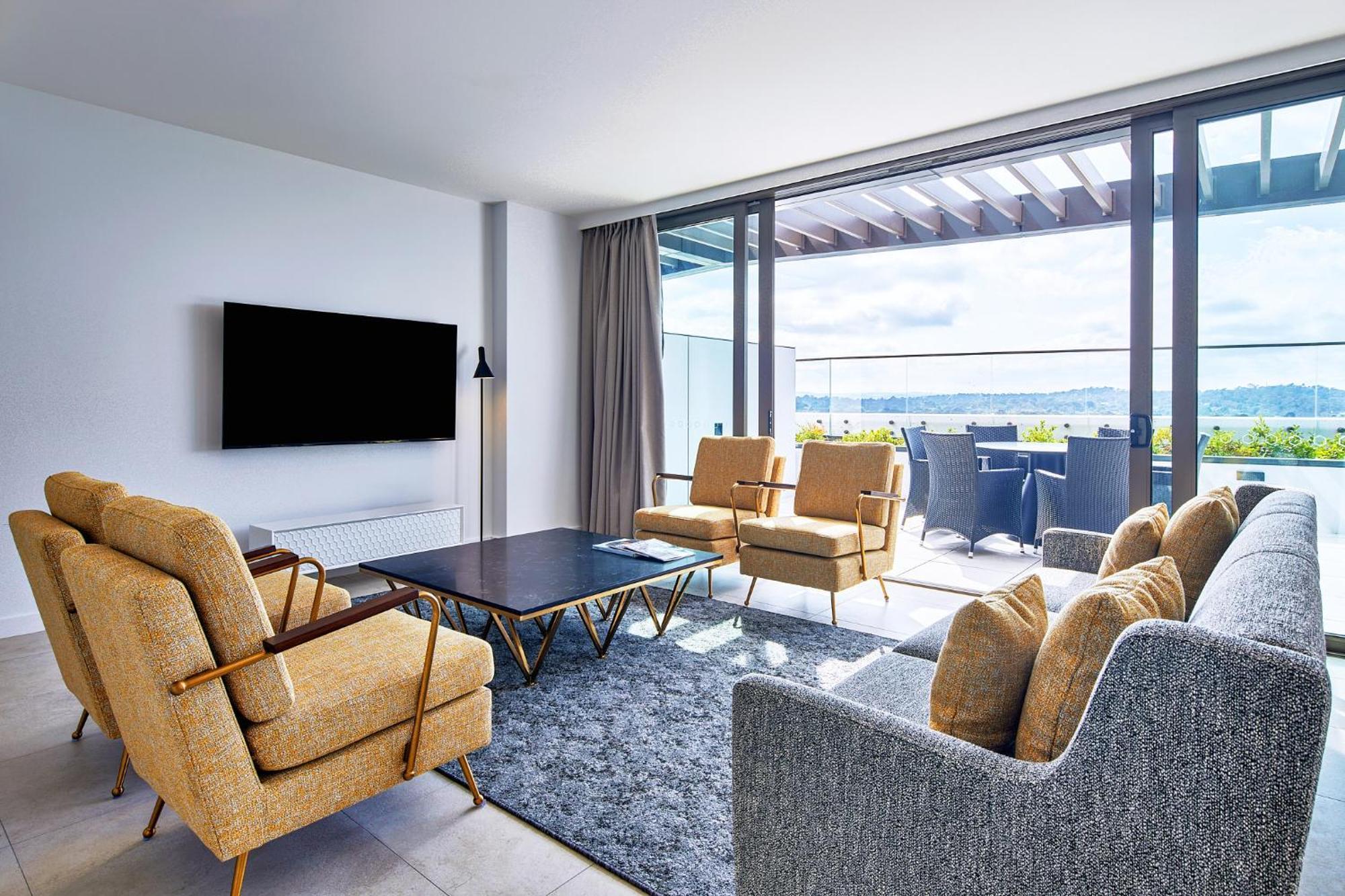 Meriton Suites Canberra Extérieur photo A living room at the hotel