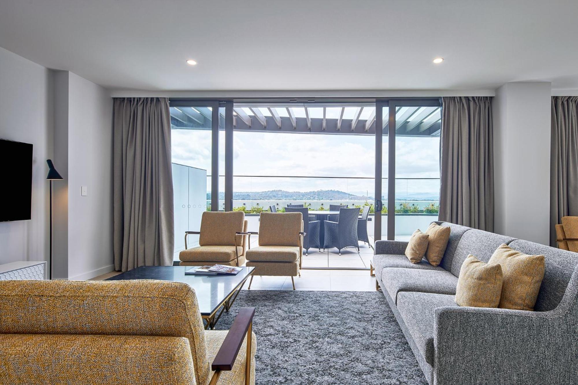 Meriton Suites Canberra Extérieur photo A suite at the hotel