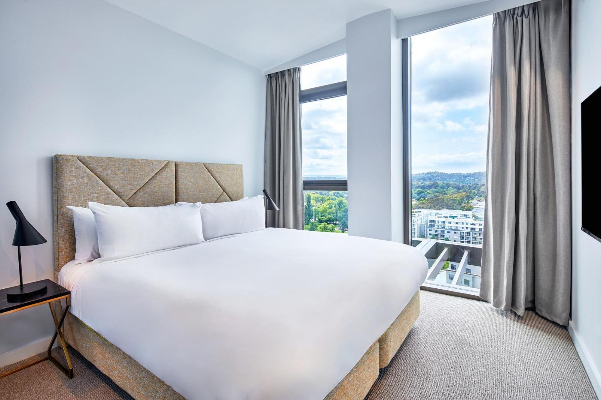 Meriton Suites Canberra Extérieur photo A bedroom at the hotel