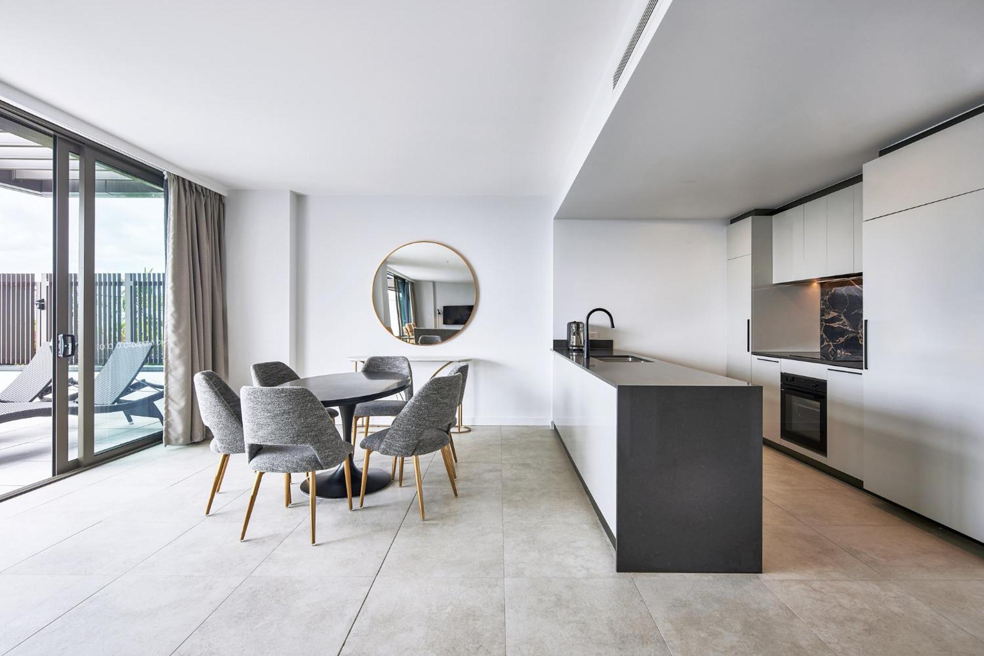 Meriton Suites Canberra Extérieur photo The kitchen and dining area of a typical apartment
