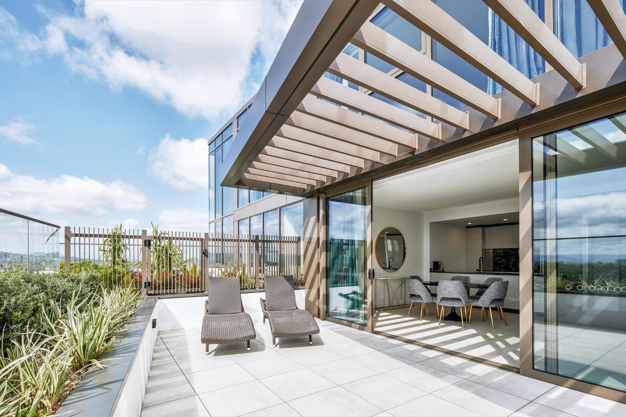 Meriton Suites Canberra Extérieur photo The rooftop terrace