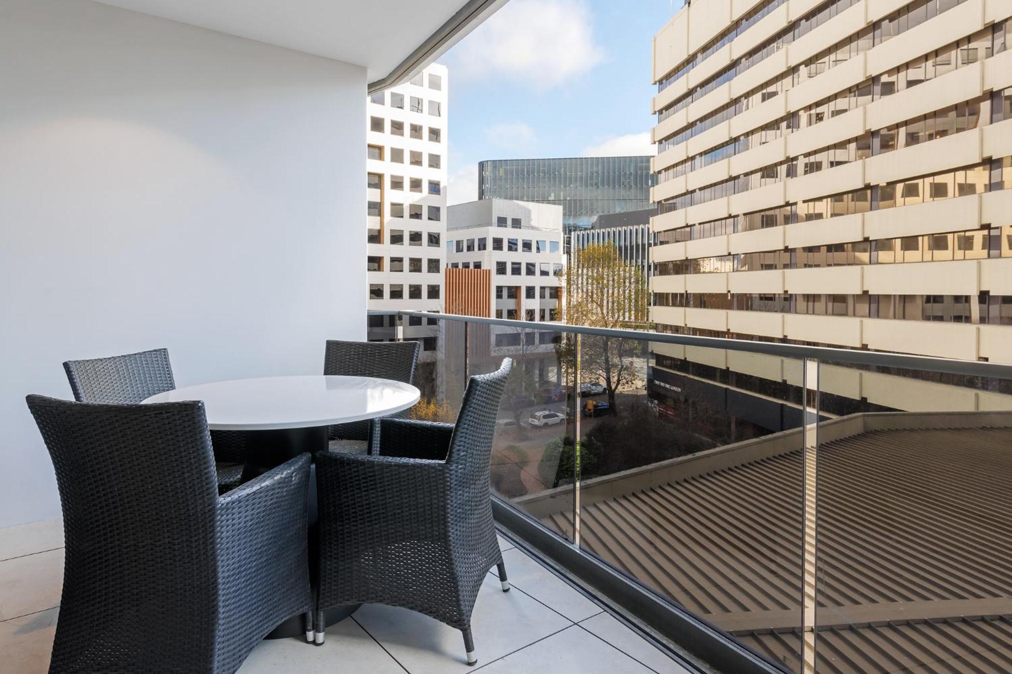 Meriton Suites Canberra Extérieur photo A balcony