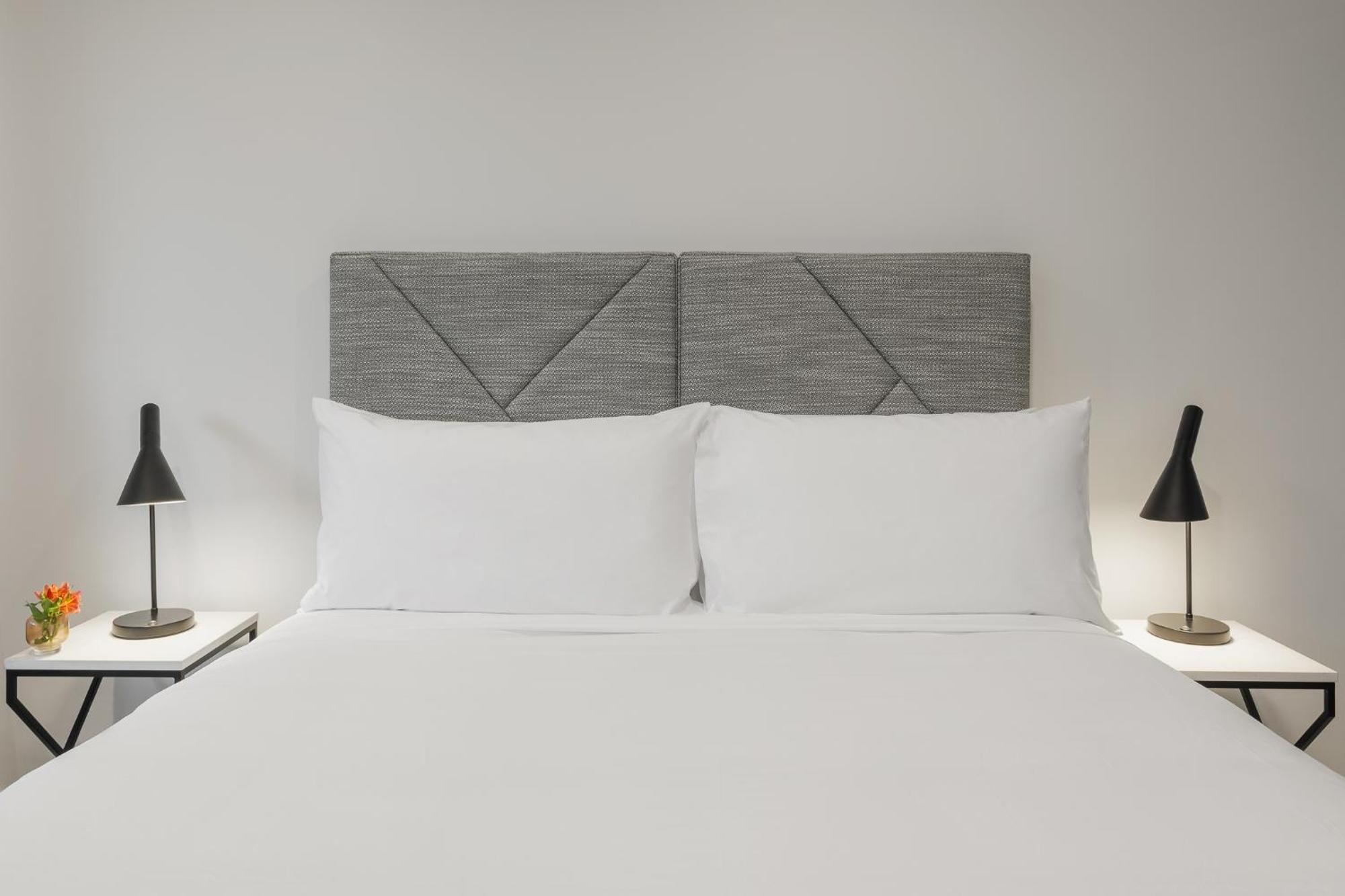 Meriton Suites Canberra Extérieur photo A bed with a headboard