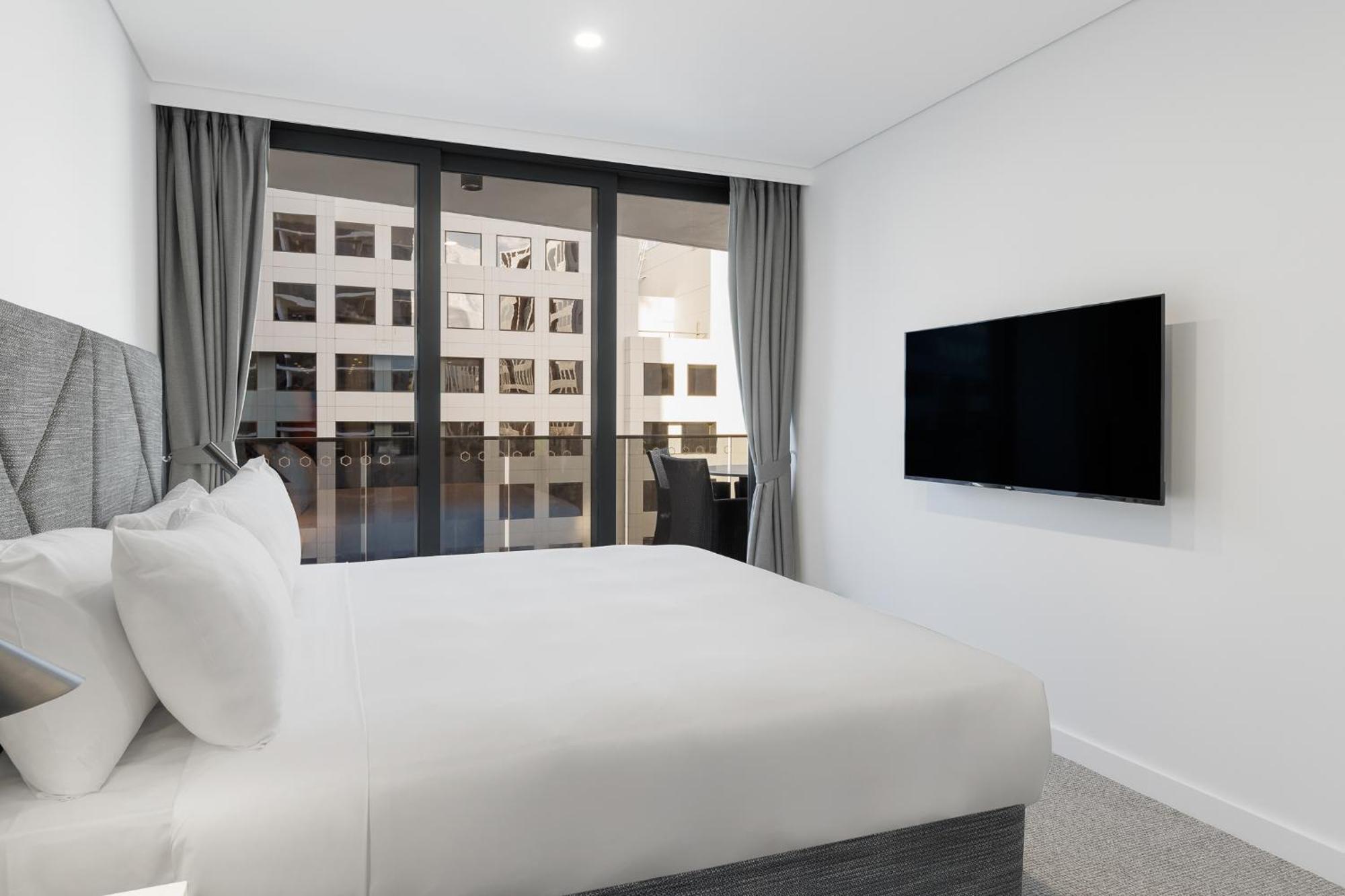 Meriton Suites Canberra Extérieur photo A bedroom at the hotel