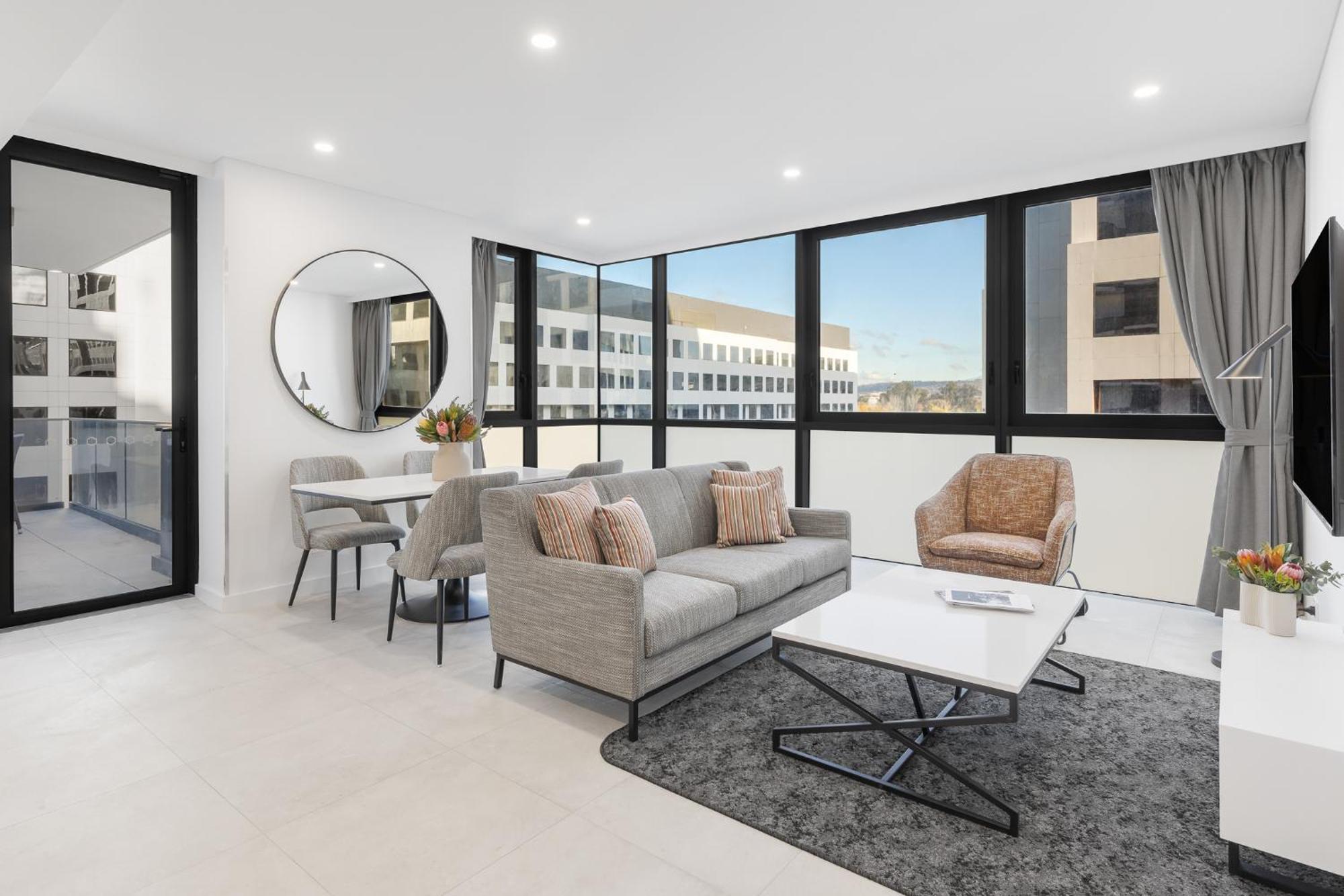 Meriton Suites Canberra Extérieur photo The interior of a staged apartment