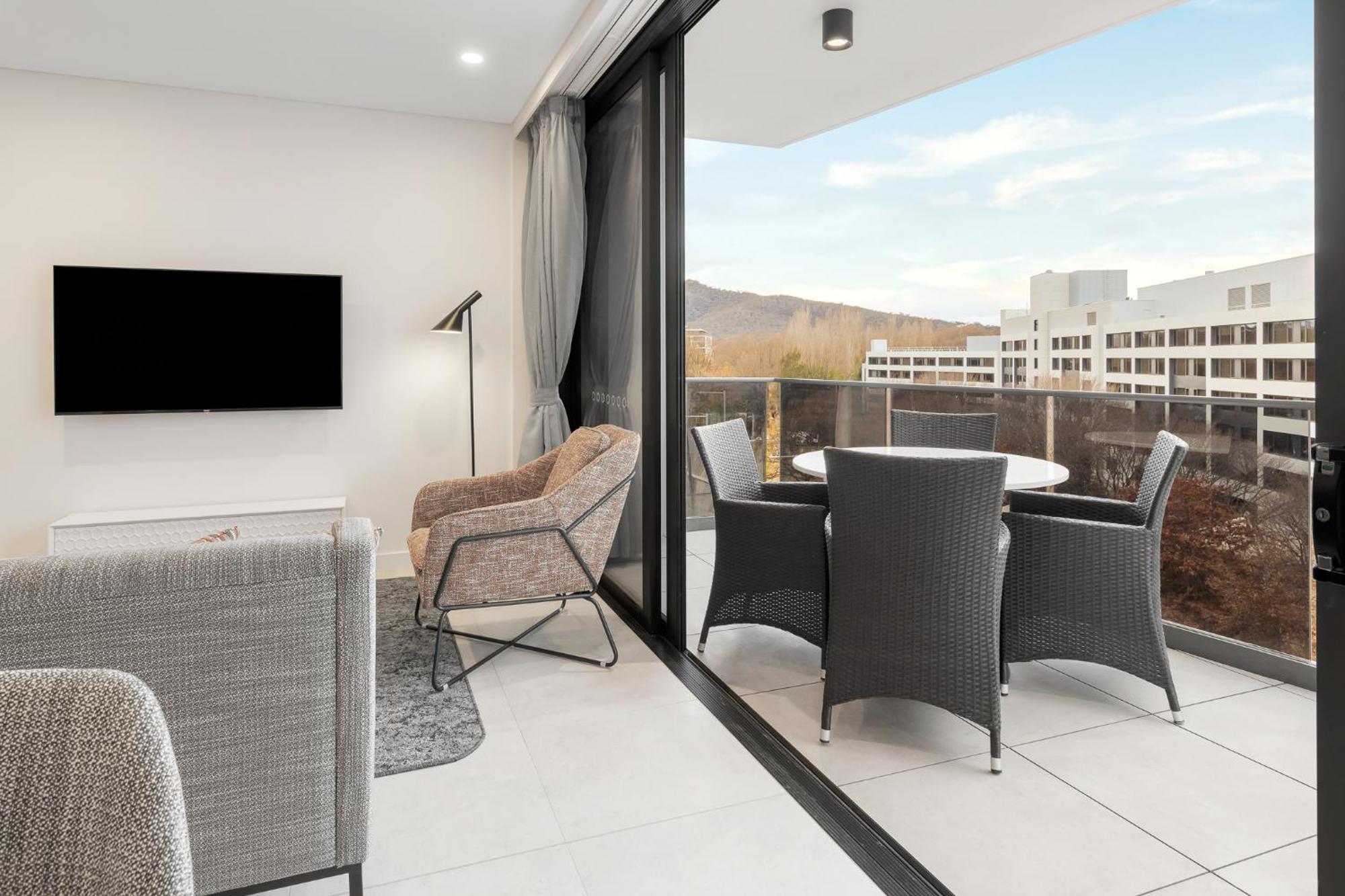 Meriton Suites Canberra Extérieur photo The interior of a typical apartment at the complex