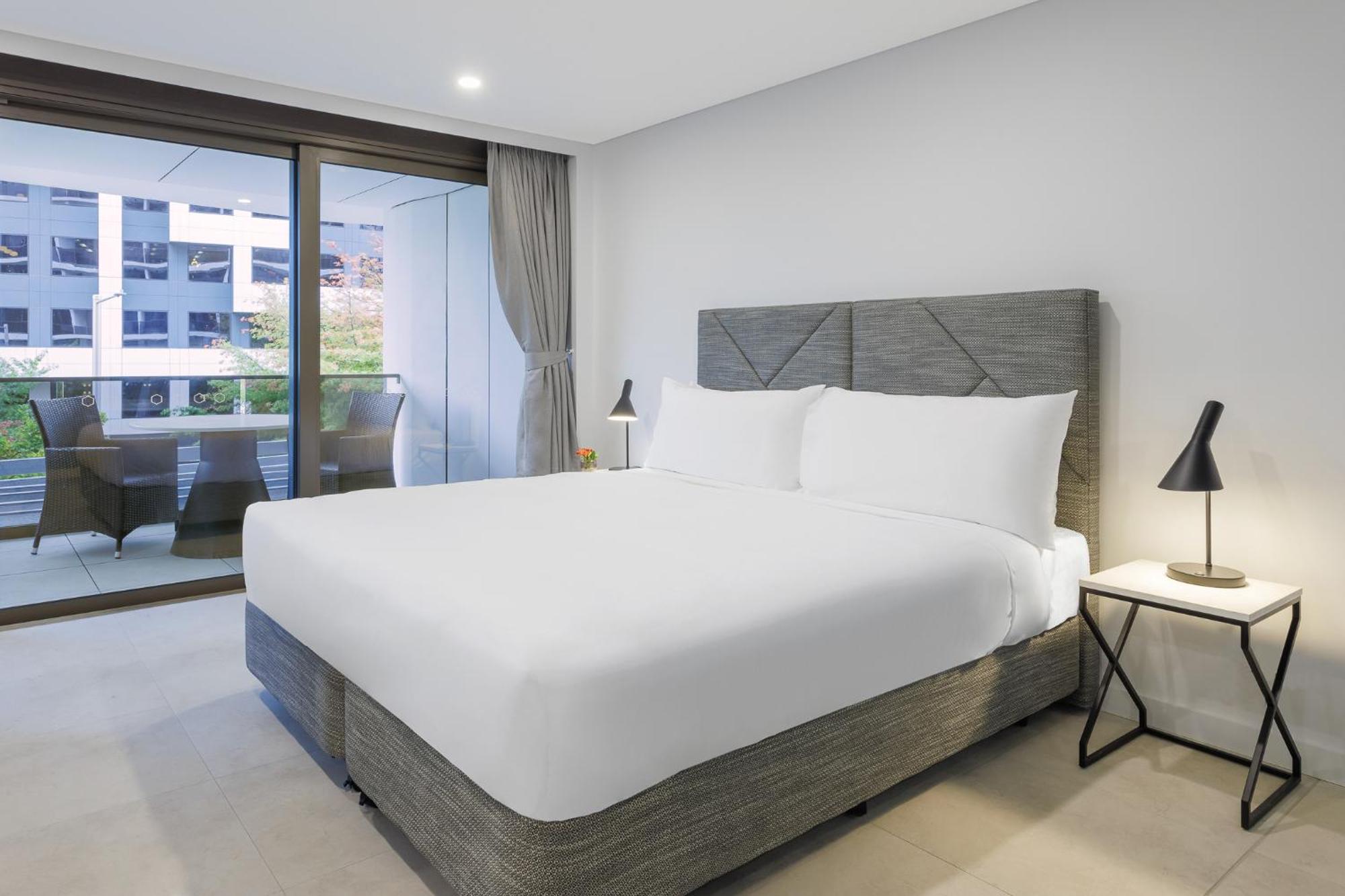 Meriton Suites Canberra Extérieur photo A bed with a mattress