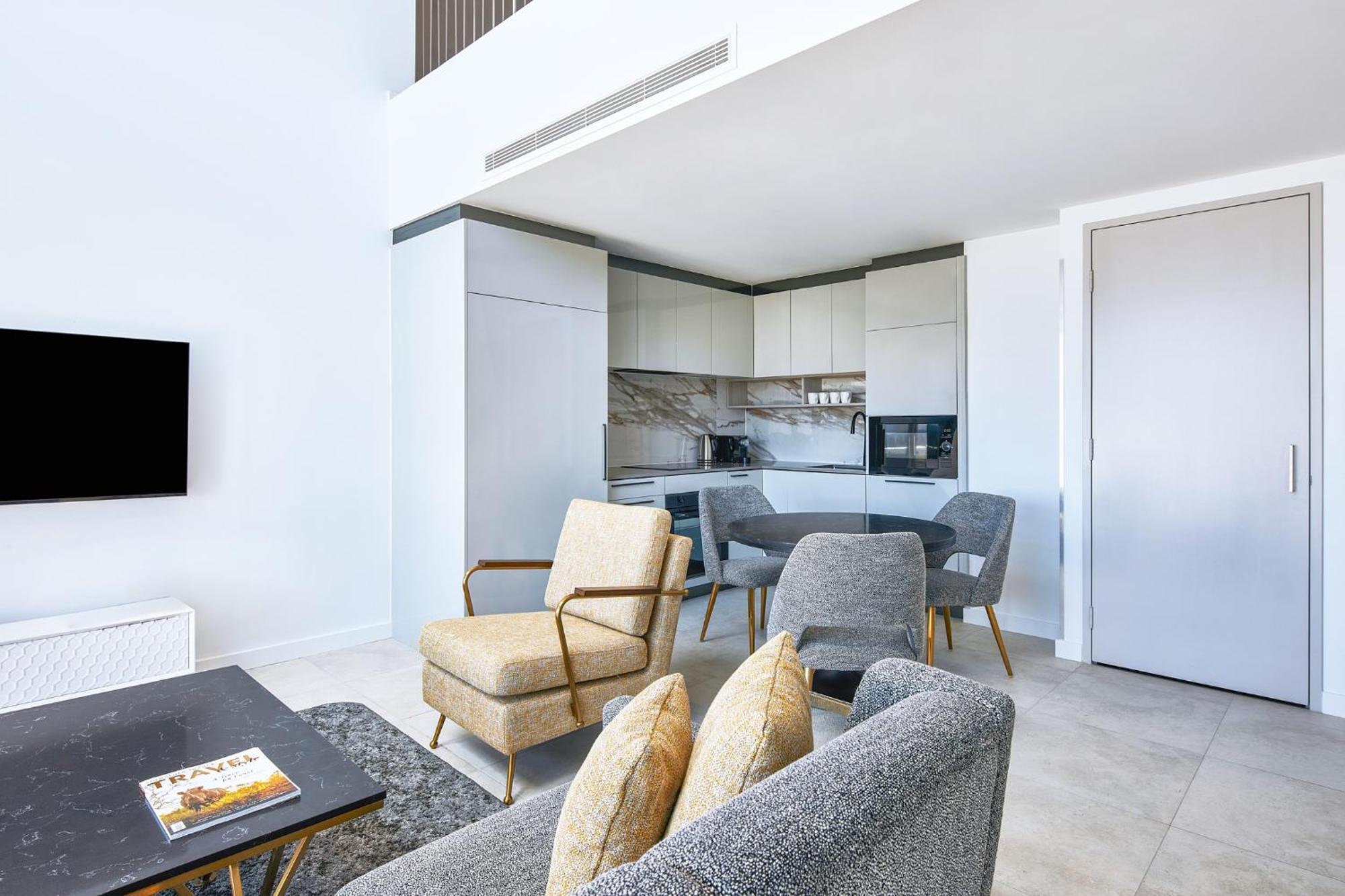 Meriton Suites Canberra Extérieur photo The interior of a typical apartment