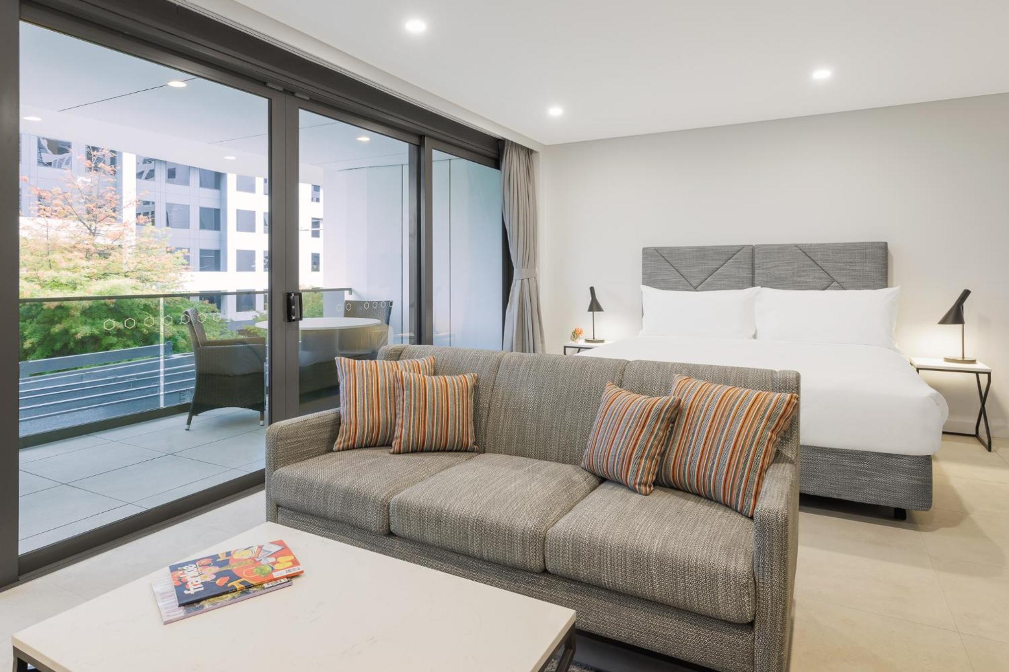 Meriton Suites Canberra Extérieur photo A typical Studio apartment at the Mantra on Hay Street